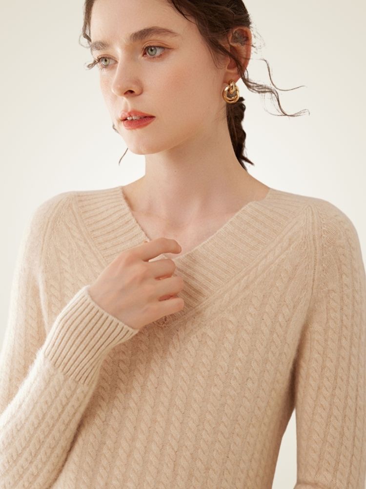 Iliviana - Cable Knit V-Neck Pullover