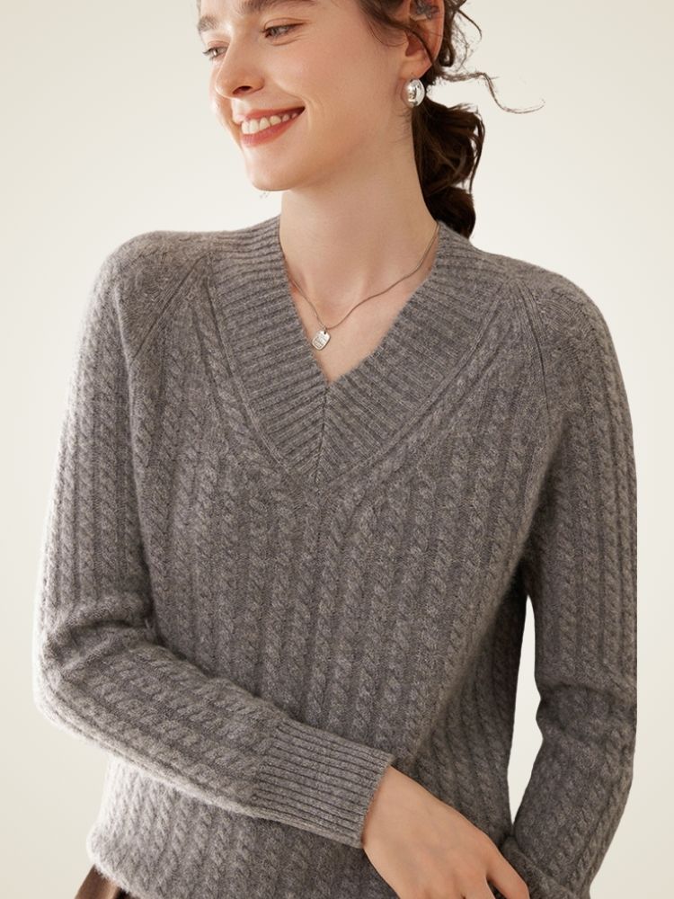 Iliviana - Cable Knit V-Neck Pullover