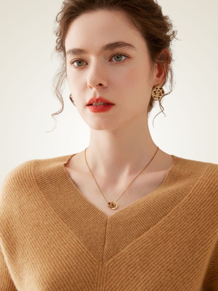 Roselith - Classic V-Neck Cashmere Pullover