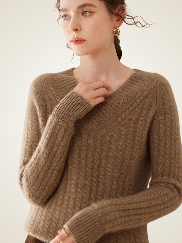Iliviana - Cable Knit V-Neck Pullover